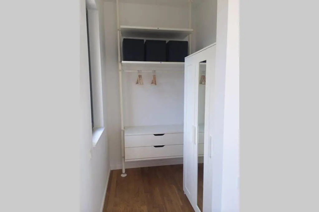 2 Bedroom Mauerpark-Apartment, Berlin Mitte View Calendar