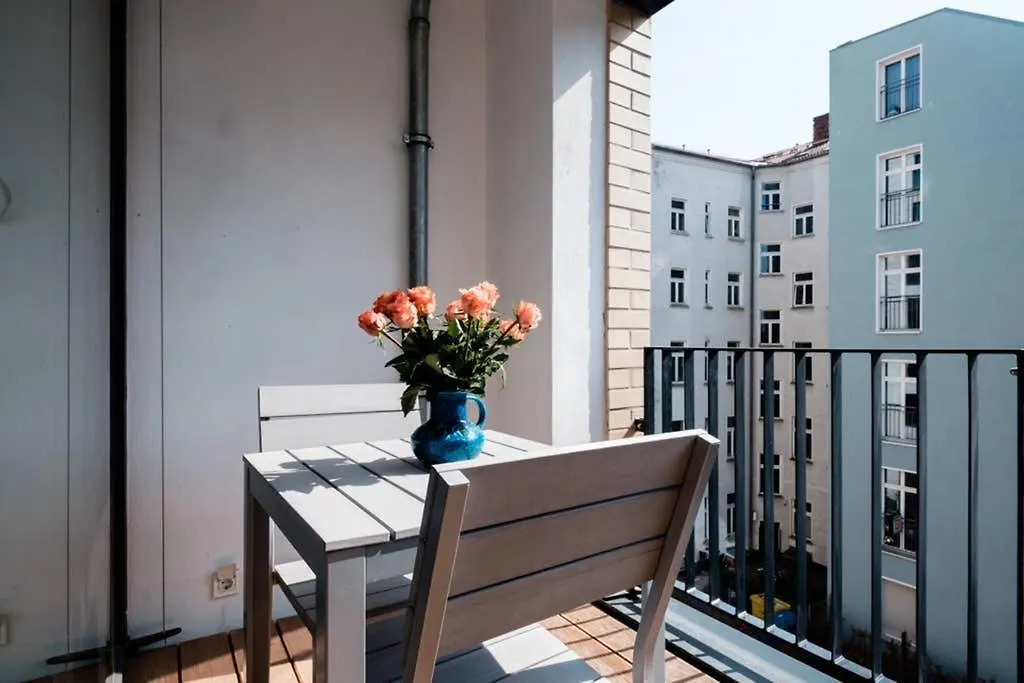 2 Bedroom Mauerpark-Apartment, Berlin Mitte View Calendar דירה