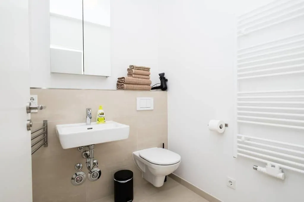 דירה 2 Bedroom Mauerpark-Apartment, Berlin Mitte View Calendar