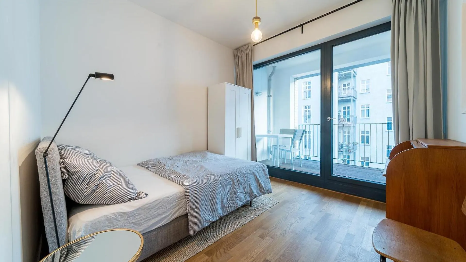 2 Bedroom Mauerpark-Apartment, Berlin Mitte View Calendar גרמניה