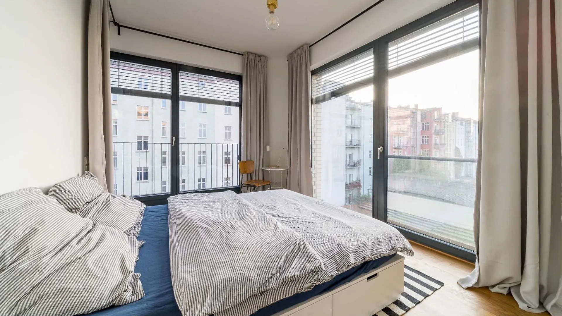 דירה 2 Bedroom Mauerpark-Apartment, Berlin Mitte View Calendar