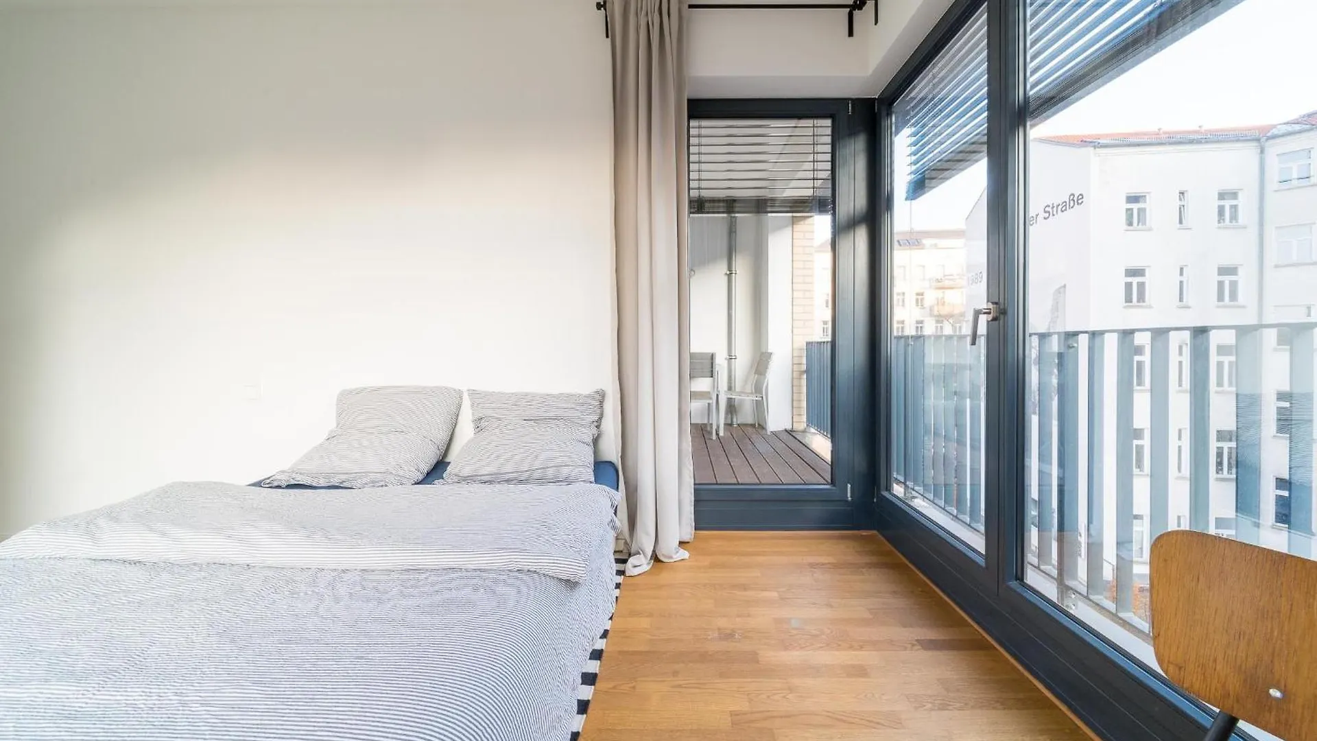 דירה 2 Bedroom Mauerpark-Apartment, Berlin Mitte View Calendar