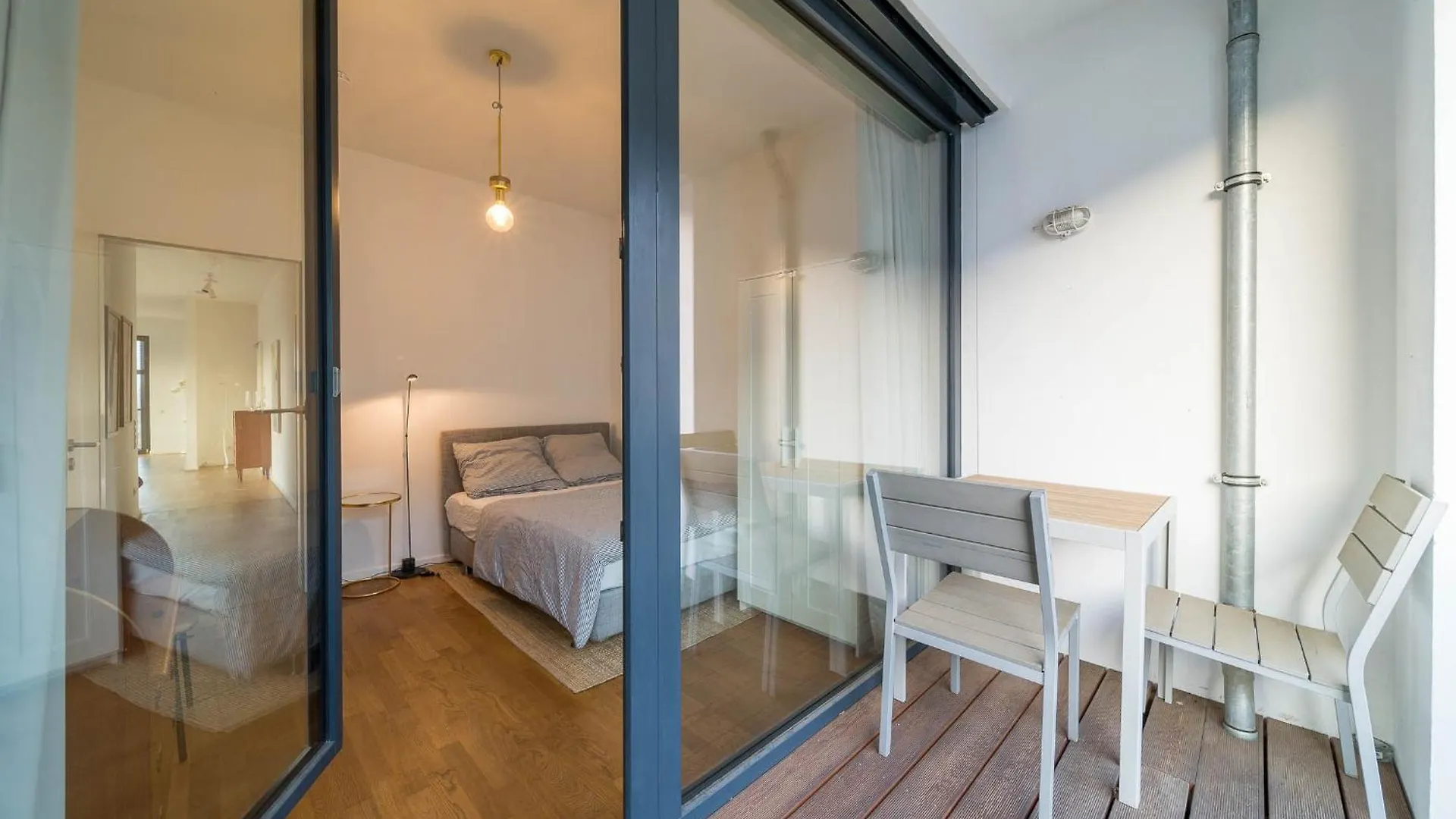 2 Bedroom Mauerpark-Apartment, Berlin Mitte View Calendar