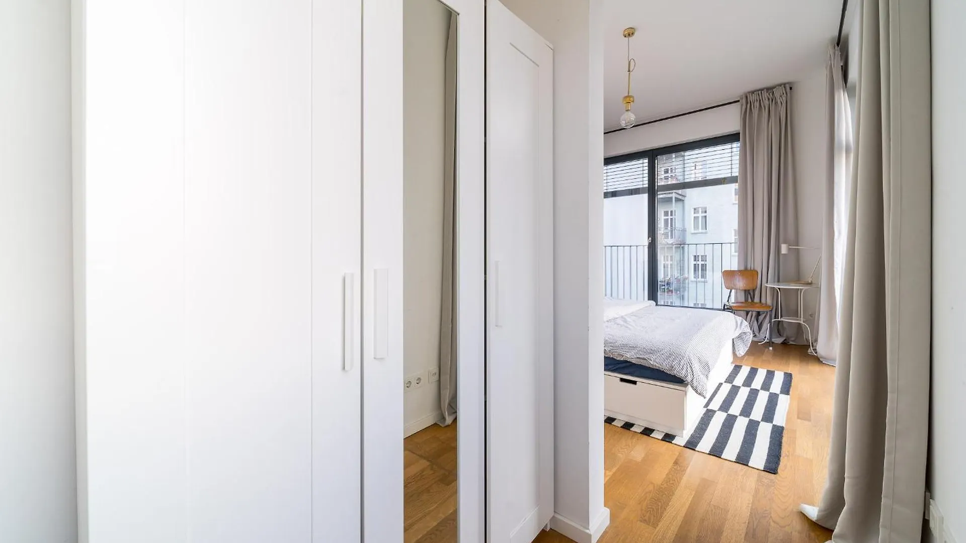 2 Bedroom Mauerpark-Apartment, Berlin Mitte View Calendar דירה