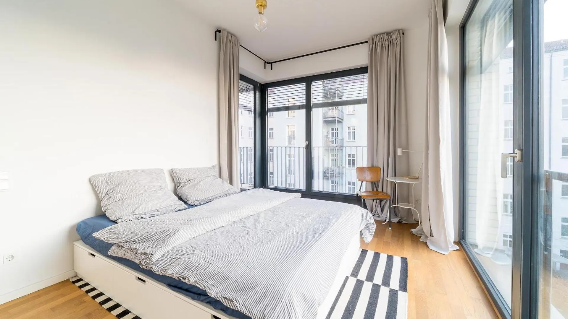 2 Bedroom Mauerpark-Apartment, Berlin Mitte View Calendar 0*,