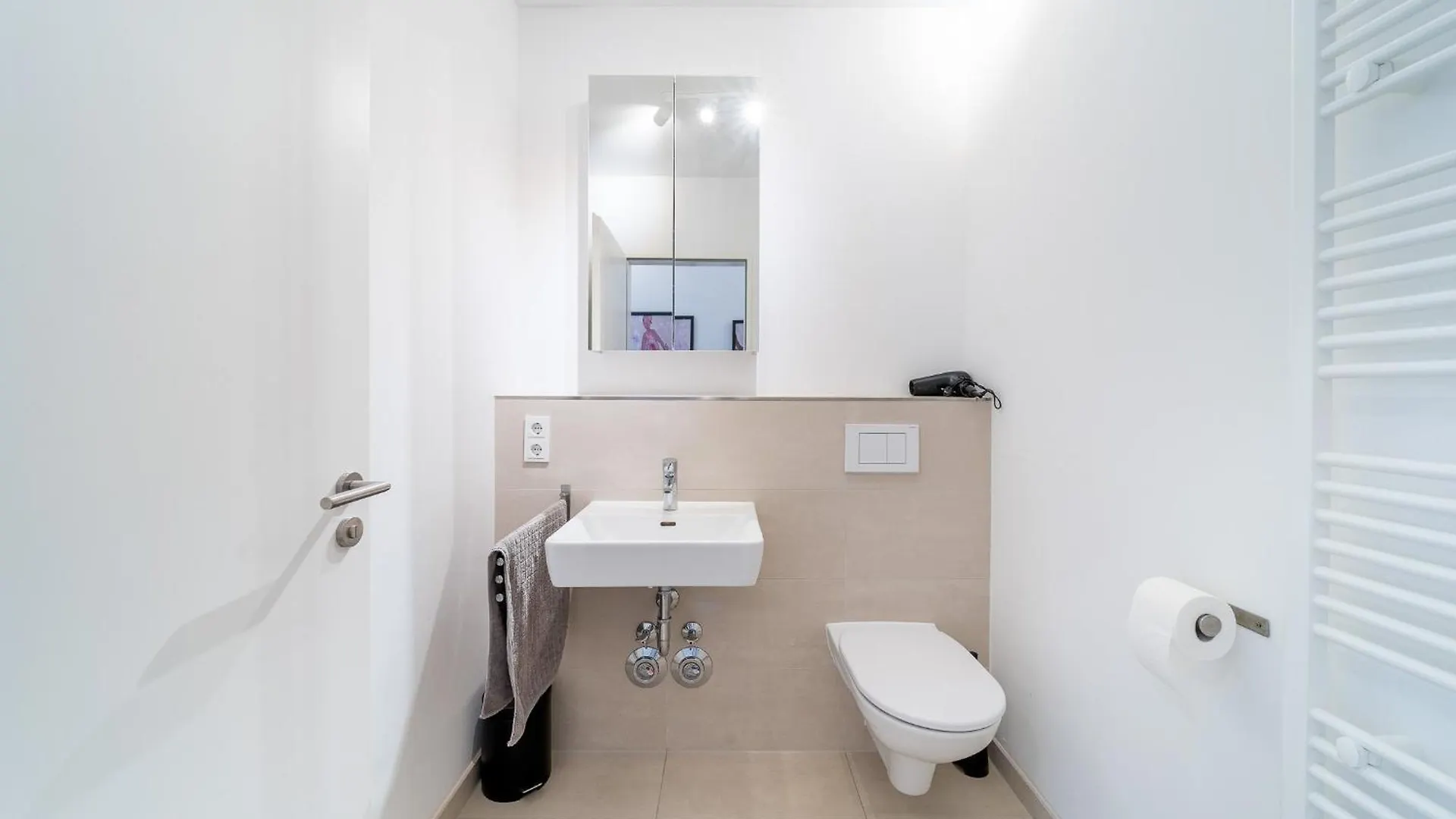 2 Bedroom Mauerpark-Apartment, Berlin Mitte View Calendar 0*,