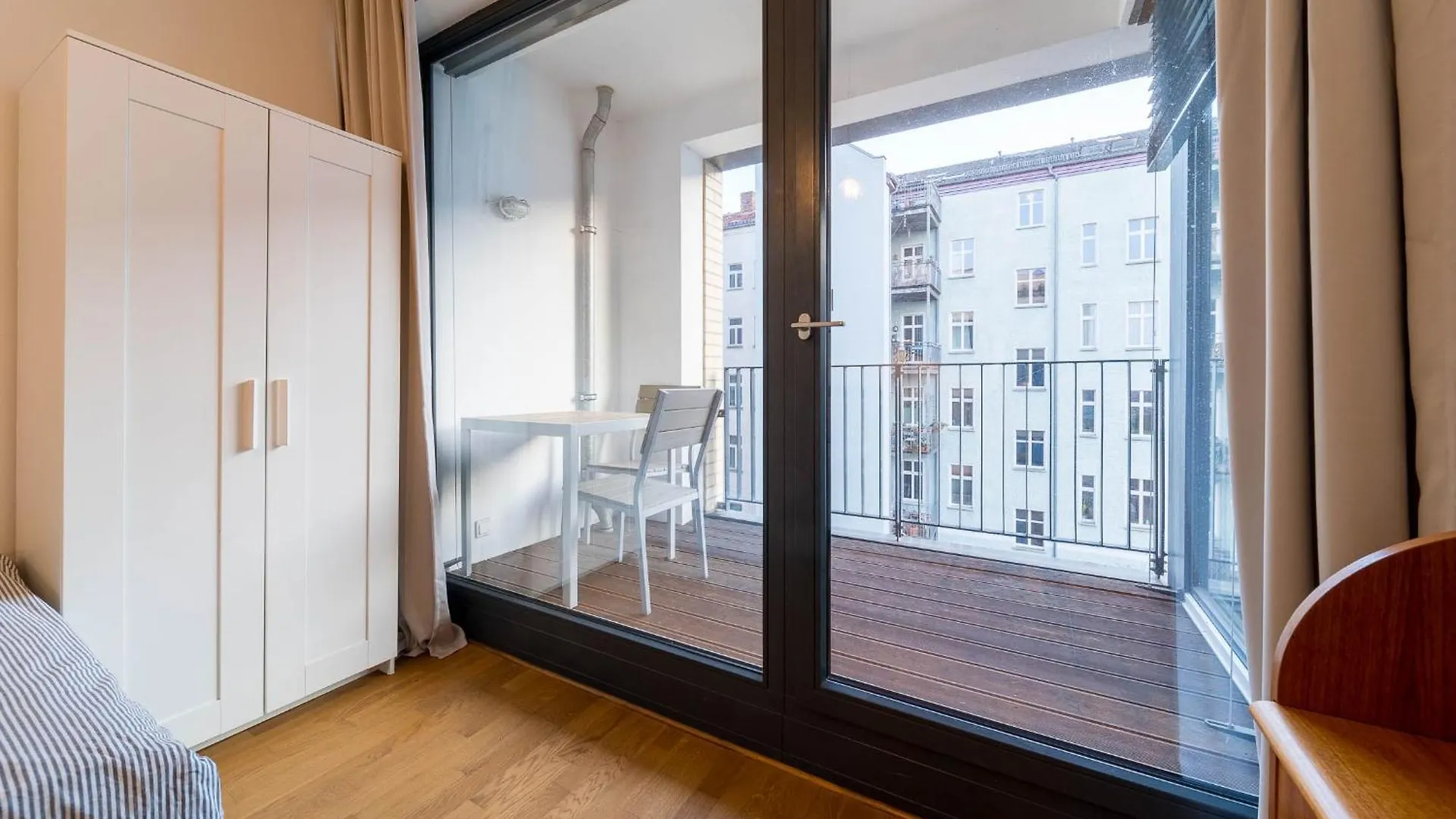 2 Bedroom Mauerpark-Apartment, Berlin Mitte View Calendar דירה
