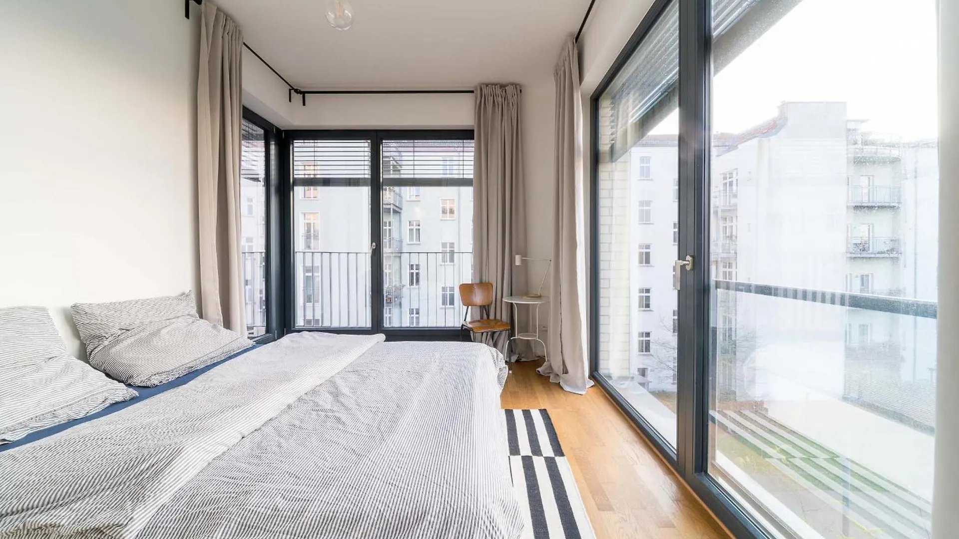 2 Bedroom Mauerpark-Apartment, Berlin Mitte View Calendar 0*,  גרמניה