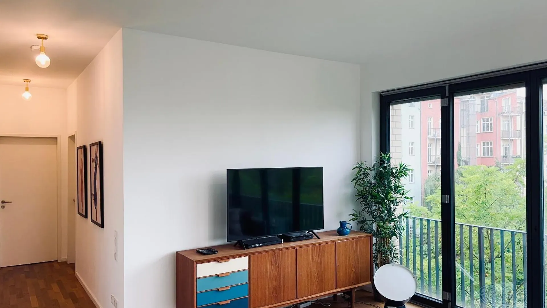 2 Bedroom Mauerpark-Apartment, Berlin Mitte View Calendar