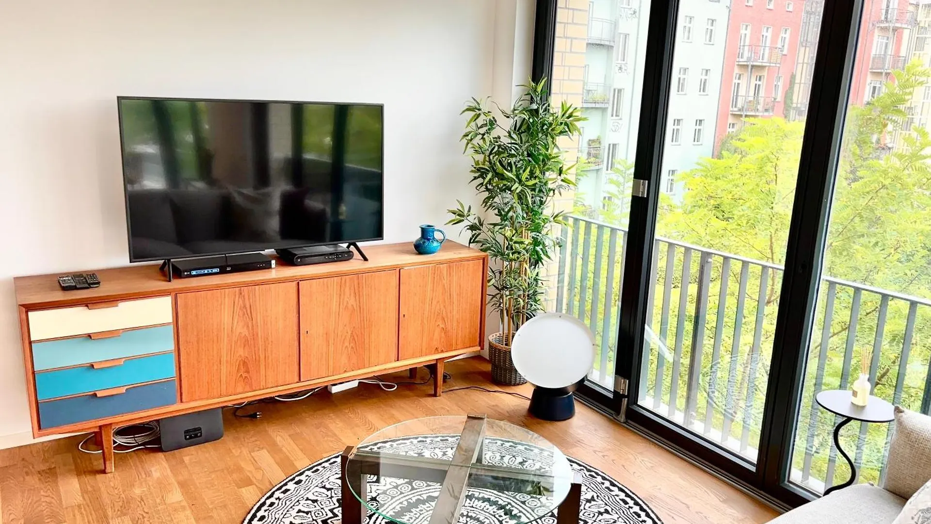 דירה 2 Bedroom Mauerpark-Apartment, Berlin Mitte View Calendar