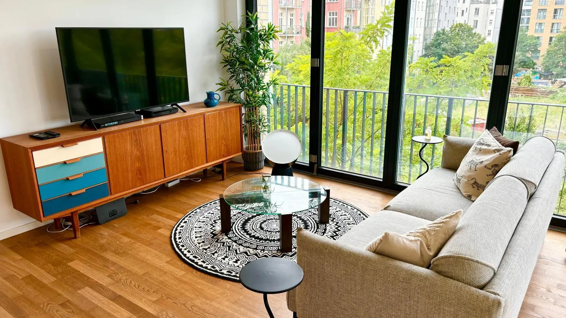 2 Bedroom Mauerpark-Apartment, Berlin Mitte View Calendar