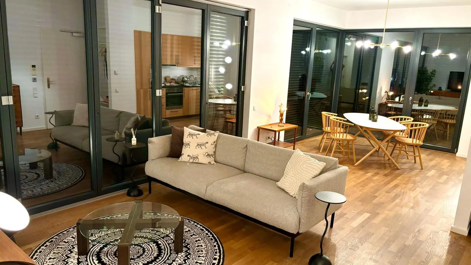 2 Bedroom Mauerpark-Apartment, Berlin Mitte View Calendar