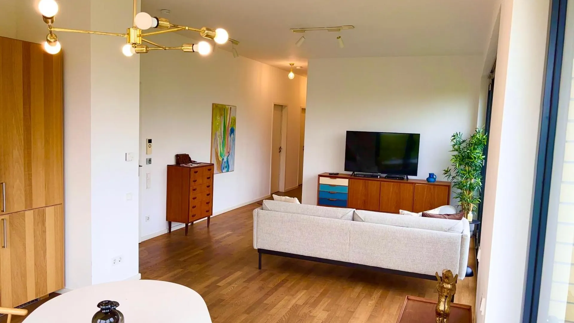 2 Bedroom Mauerpark-Apartment, Berlin Mitte View Calendar דירה