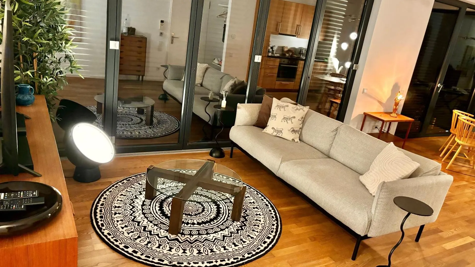 דירה 2 Bedroom Mauerpark-Apartment, Berlin Mitte View Calendar